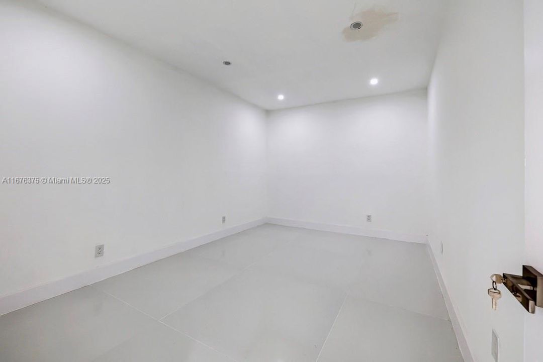 最近售出: $650,000 (0 贝兹, 0 浴室, 0 平方英尺)