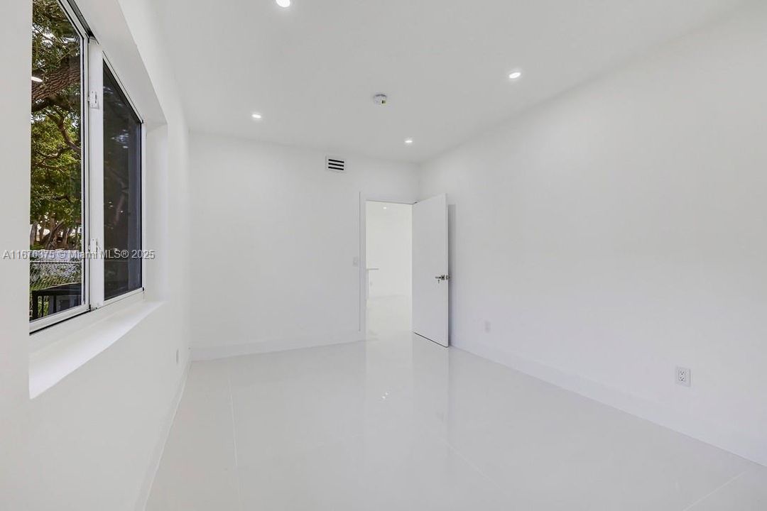 最近售出: $650,000 (0 贝兹, 0 浴室, 0 平方英尺)