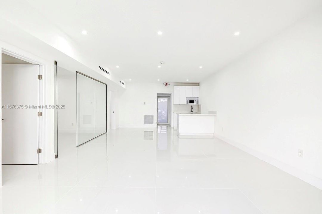 最近售出: $650,000 (0 贝兹, 0 浴室, 0 平方英尺)