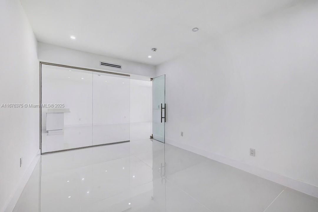 最近售出: $650,000 (0 贝兹, 0 浴室, 0 平方英尺)