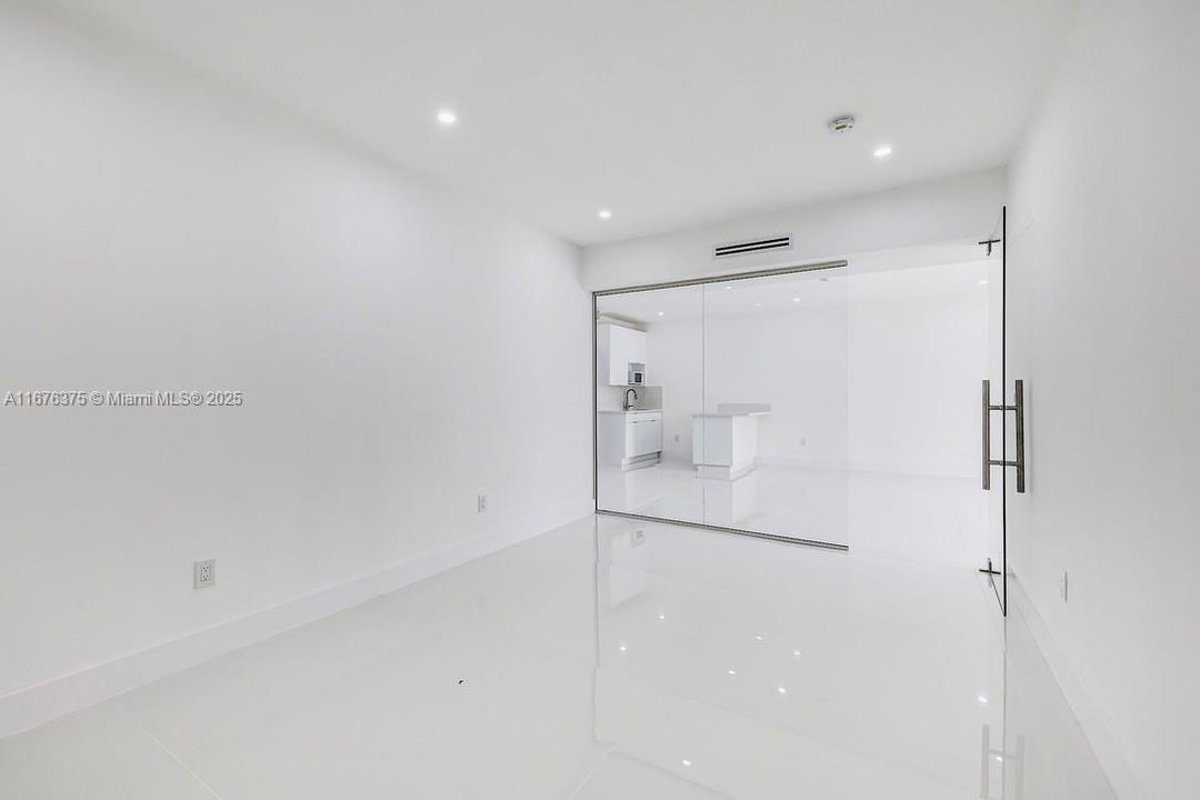 最近售出: $650,000 (0 贝兹, 0 浴室, 0 平方英尺)