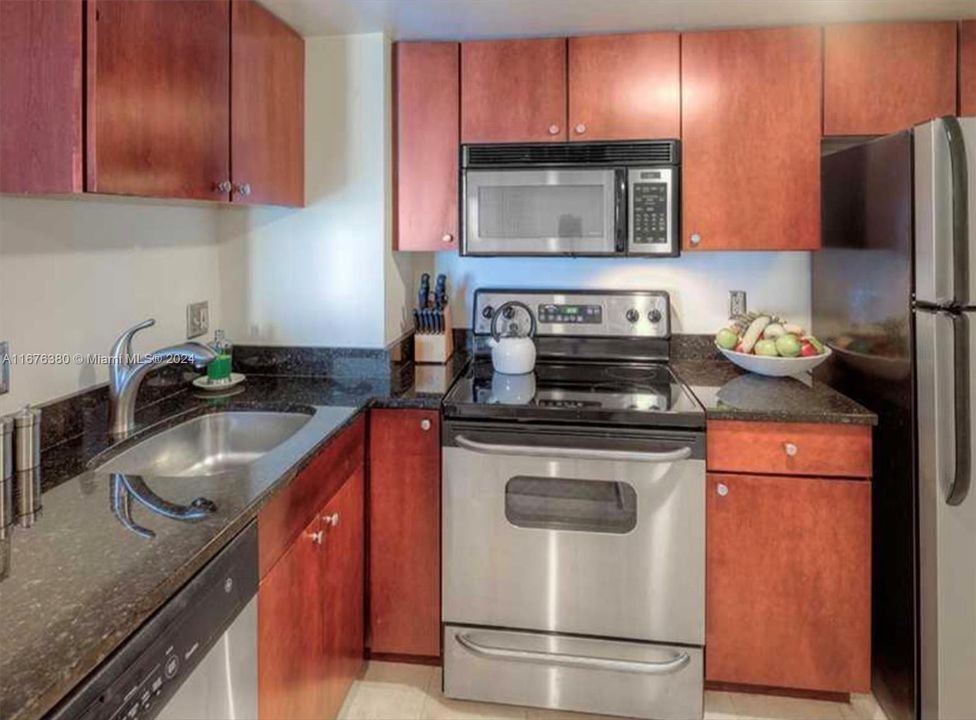 For Sale: $379,000 (1 beds, 1 baths, 682 Square Feet)