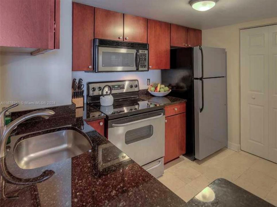 For Sale: $379,000 (1 beds, 1 baths, 682 Square Feet)