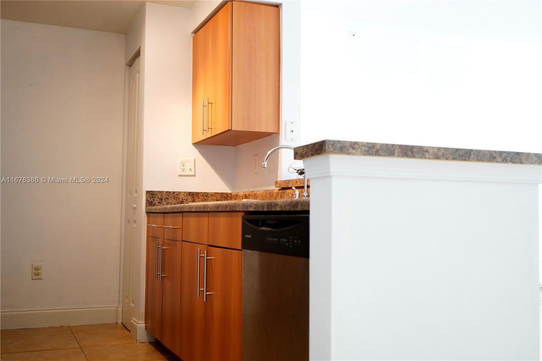 For Sale: $225,000 (1 beds, 1 baths, 808 Square Feet)