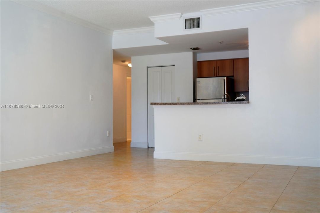 For Sale: $225,000 (1 beds, 1 baths, 808 Square Feet)