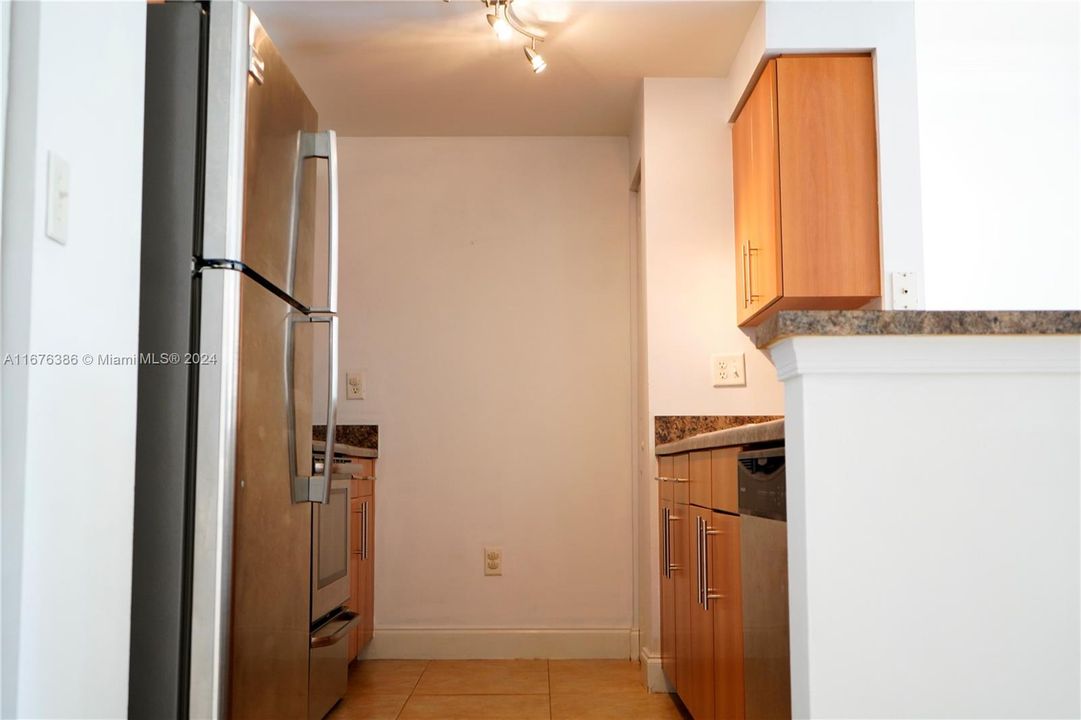 For Sale: $225,000 (1 beds, 1 baths, 808 Square Feet)