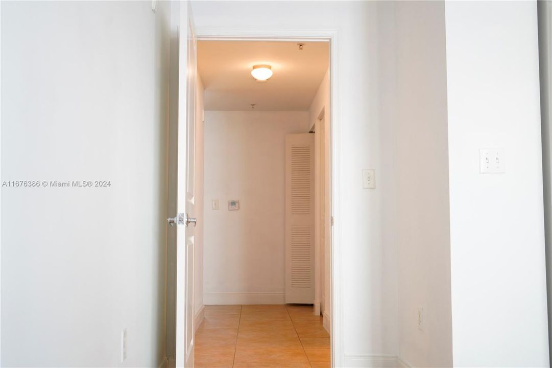 For Sale: $225,000 (1 beds, 1 baths, 808 Square Feet)