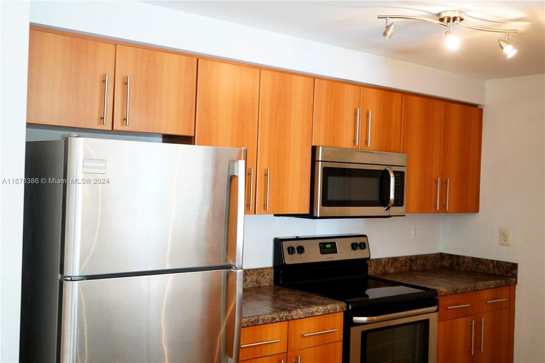 For Sale: $225,000 (1 beds, 1 baths, 808 Square Feet)