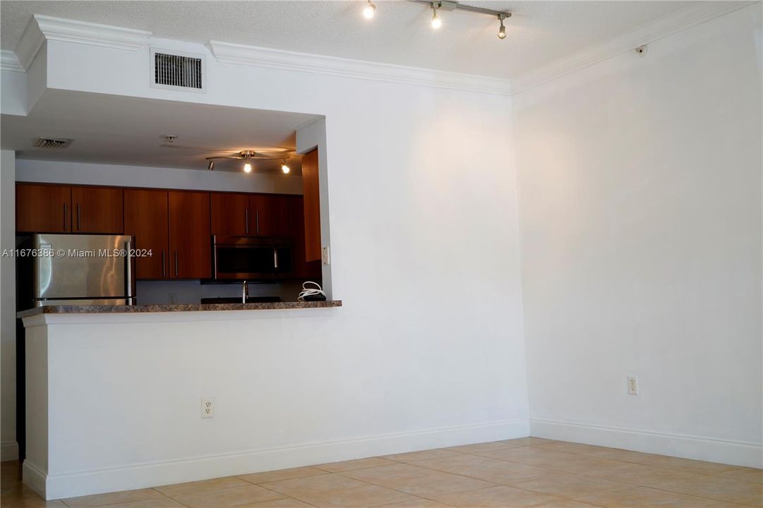 For Sale: $225,000 (1 beds, 1 baths, 808 Square Feet)