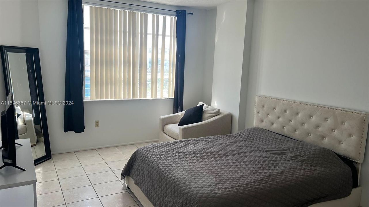 For Sale: $330,000 (1 beds, 1 baths, 798 Square Feet)