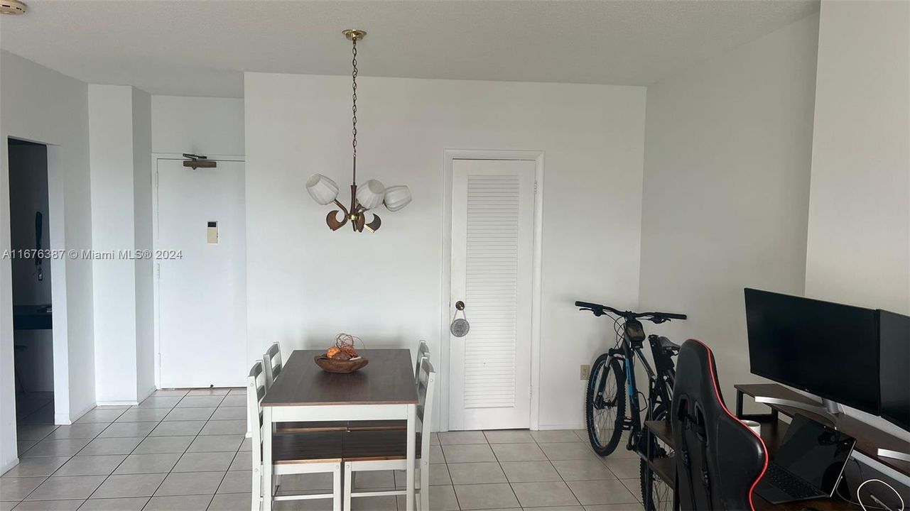 For Sale: $330,000 (1 beds, 1 baths, 798 Square Feet)