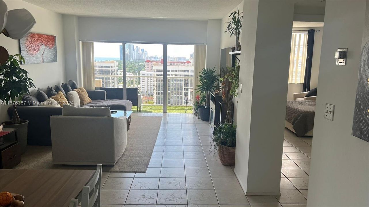 For Sale: $330,000 (1 beds, 1 baths, 798 Square Feet)