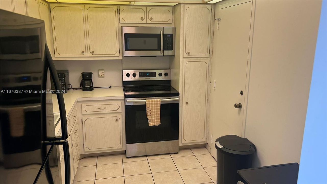 For Sale: $330,000 (1 beds, 1 baths, 798 Square Feet)