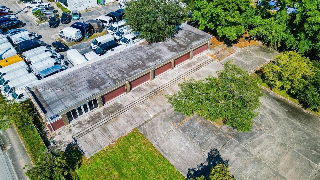 VACANT COMMERCIAL BUILDING SITTING ON 37,476 SF LAND