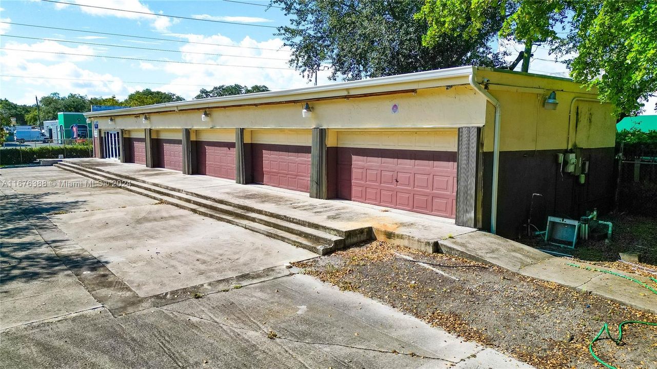 VACANT COMMERCIAL BUILDING SITTING ON 37,476 SF LAND