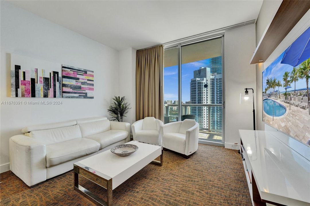 For Sale: $675,000 (1 beds, 1 baths, 688 Square Feet)