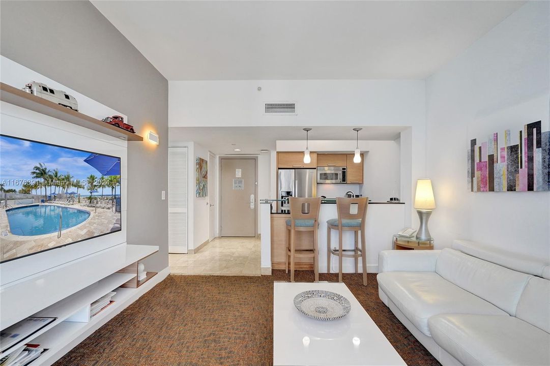 For Sale: $675,000 (1 beds, 1 baths, 688 Square Feet)