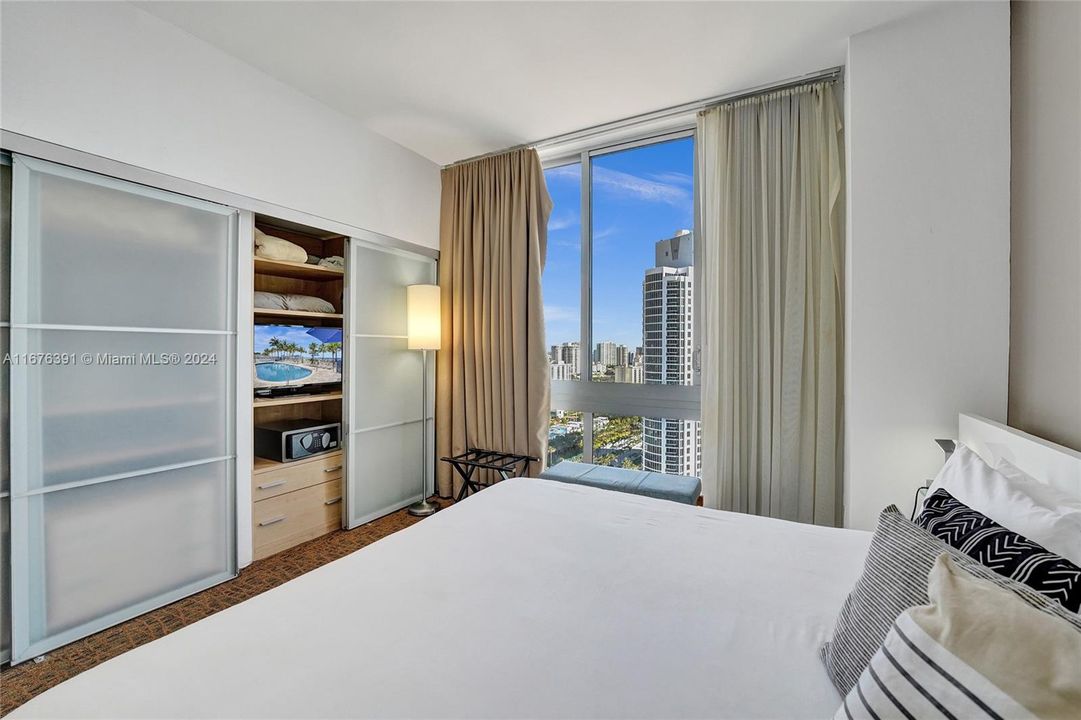 For Sale: $675,000 (1 beds, 1 baths, 688 Square Feet)