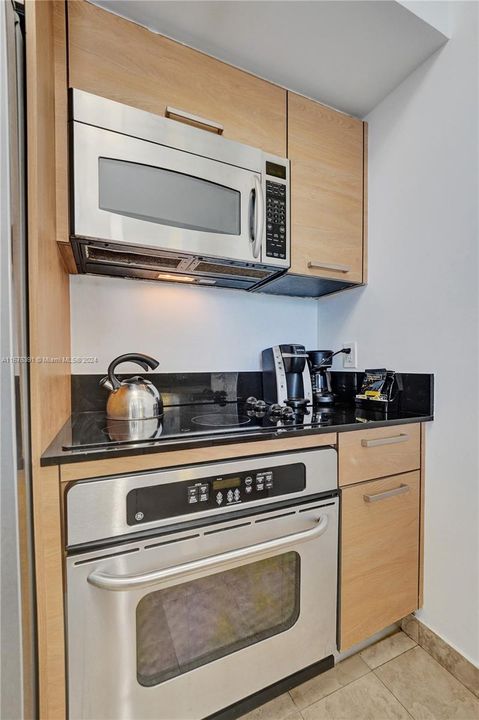 For Sale: $675,000 (1 beds, 1 baths, 688 Square Feet)