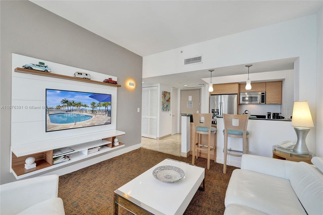 For Sale: $675,000 (1 beds, 1 baths, 688 Square Feet)