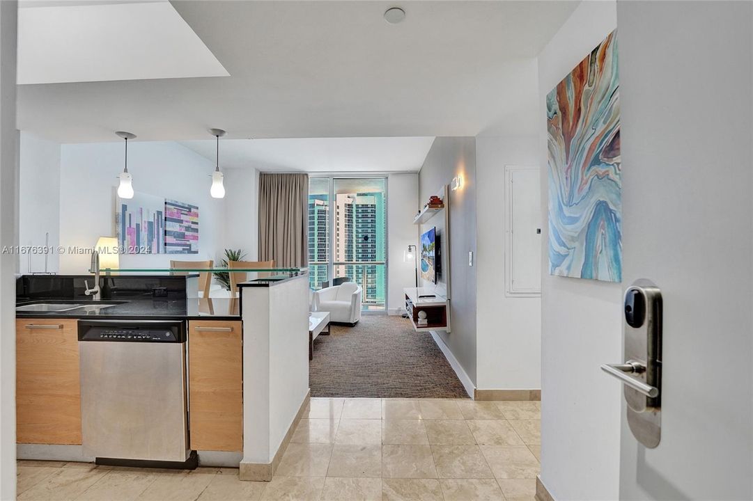 For Sale: $675,000 (1 beds, 1 baths, 688 Square Feet)