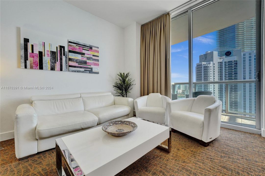 For Sale: $675,000 (1 beds, 1 baths, 688 Square Feet)