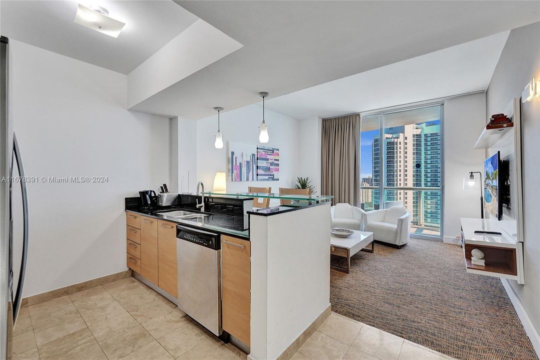 For Sale: $675,000 (1 beds, 1 baths, 688 Square Feet)