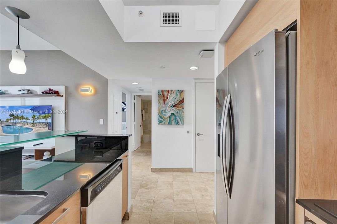 For Sale: $675,000 (1 beds, 1 baths, 688 Square Feet)