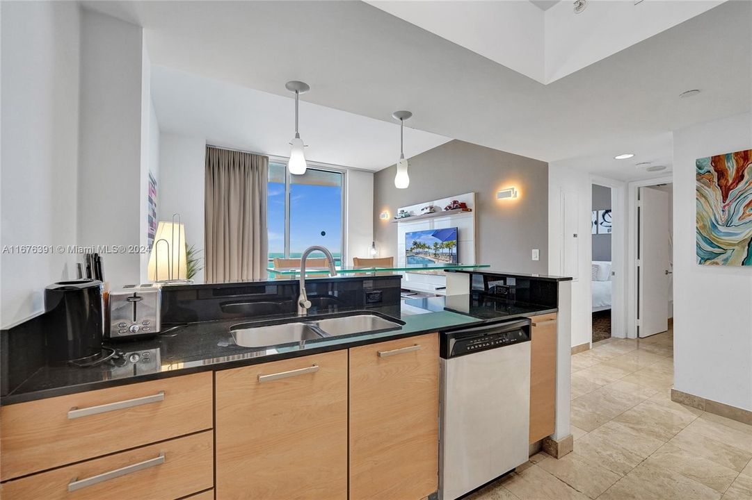 For Sale: $675,000 (1 beds, 1 baths, 688 Square Feet)