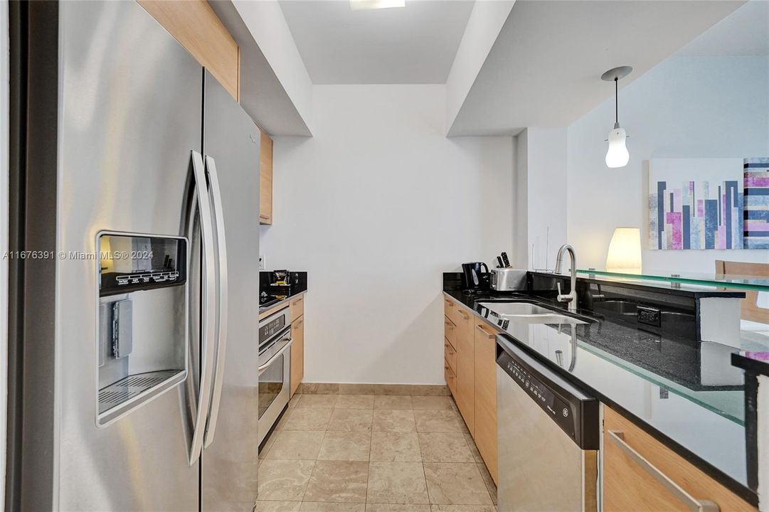 For Sale: $675,000 (1 beds, 1 baths, 688 Square Feet)