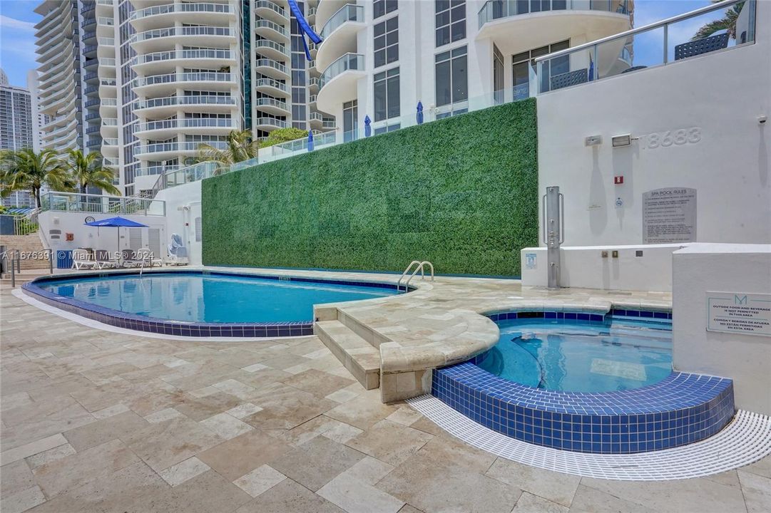 For Sale: $675,000 (1 beds, 1 baths, 688 Square Feet)