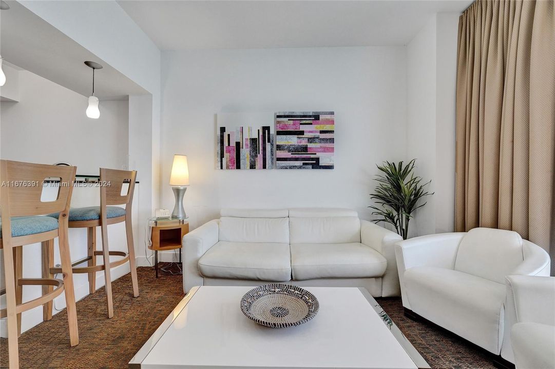 For Sale: $675,000 (1 beds, 1 baths, 688 Square Feet)