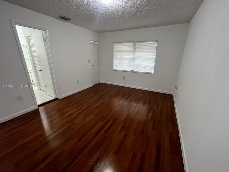 For Rent: $2,300 (3 beds, 2 baths, 1232 Square Feet)