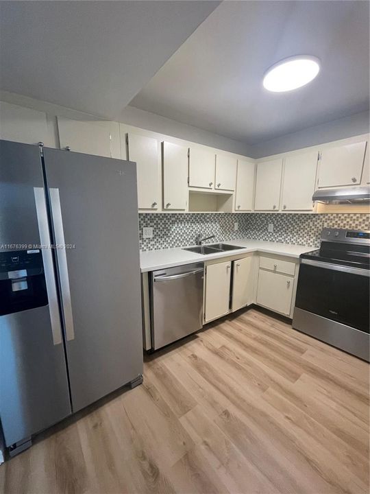 For Sale: $179,900 (1 beds, 1 baths, 830 Square Feet)