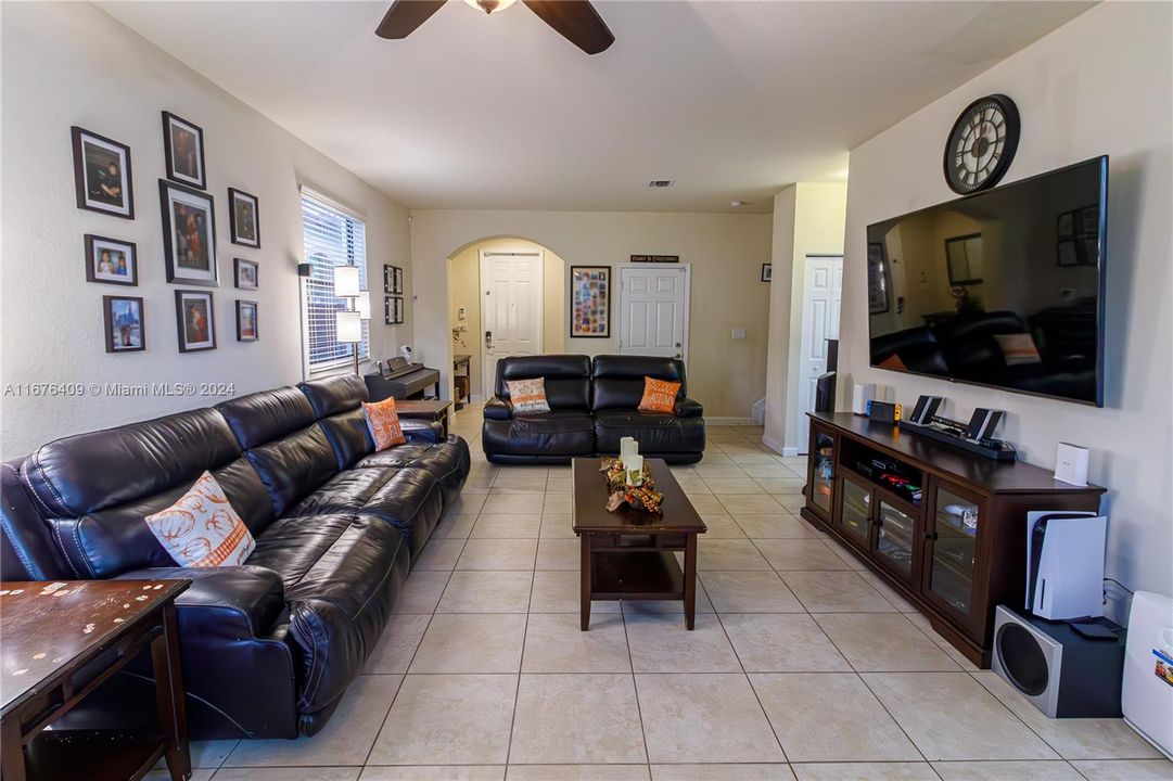 For Sale: $565,000 (5 beds, 2 baths, 2492 Square Feet)