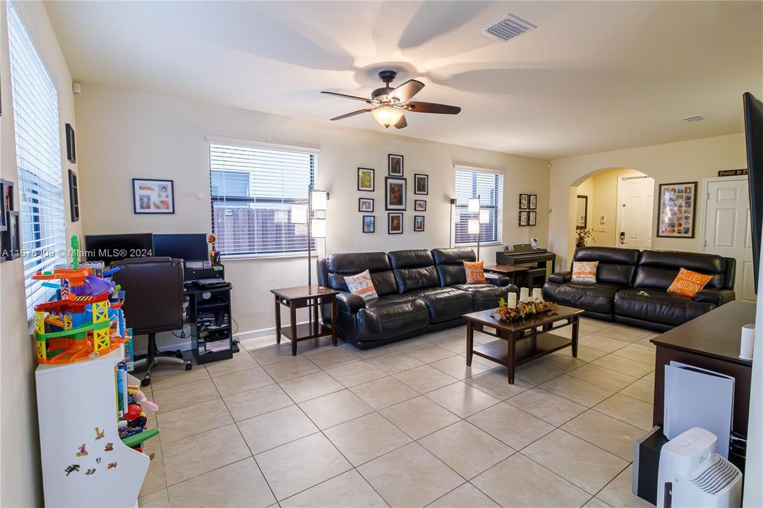 For Sale: $565,000 (5 beds, 2 baths, 2492 Square Feet)