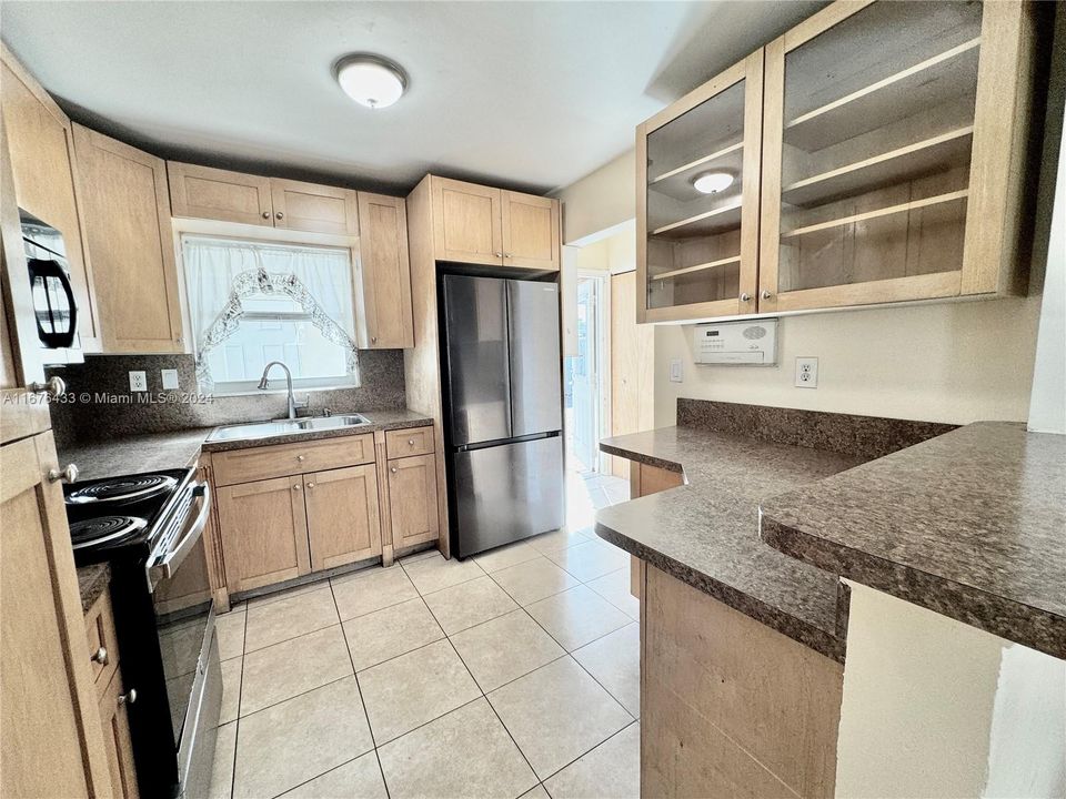 For Sale: $550,000 (3 beds, 1 baths, 1719 Square Feet)