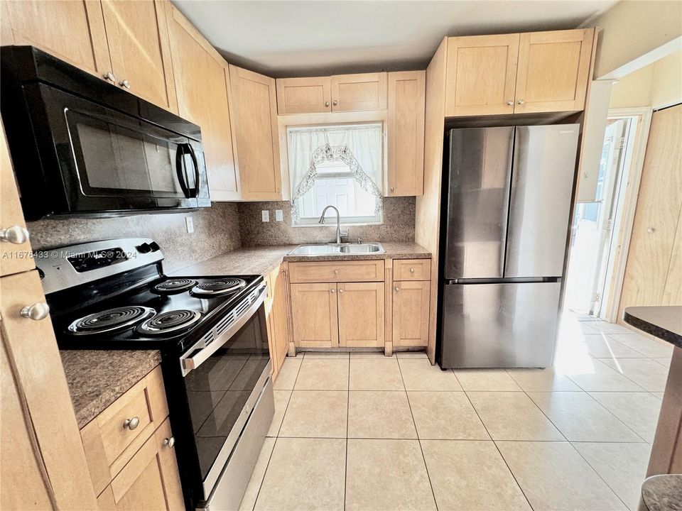 For Sale: $550,000 (3 beds, 1 baths, 1719 Square Feet)