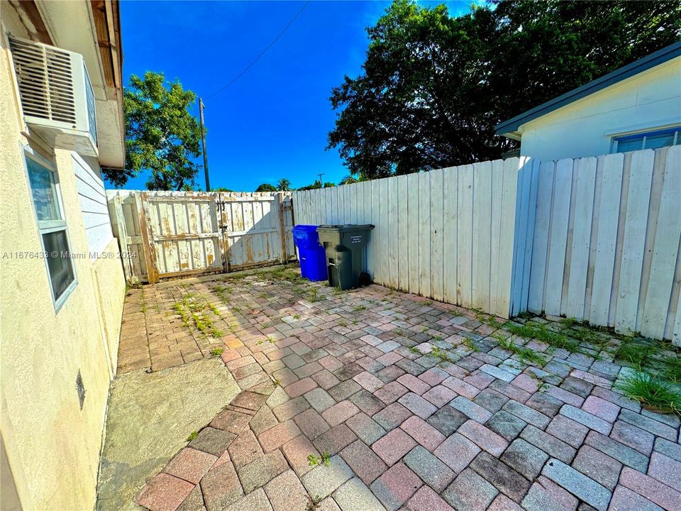 For Sale: $550,000 (3 beds, 1 baths, 1719 Square Feet)