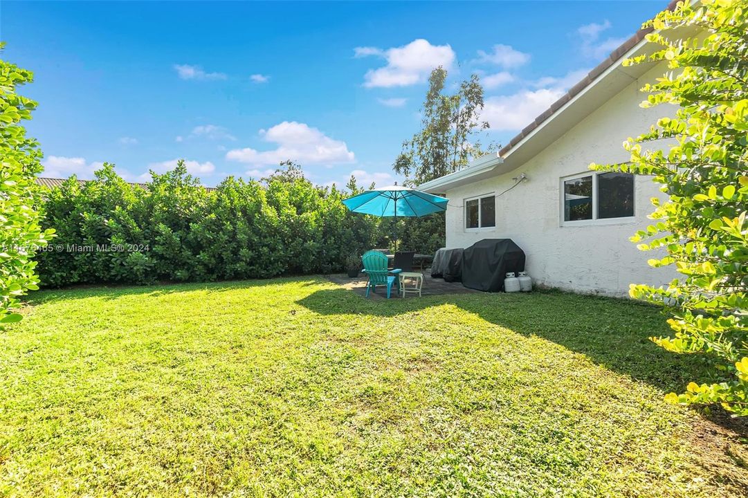 For Sale: $460,000 (3 beds, 2 baths, 1384 Square Feet)