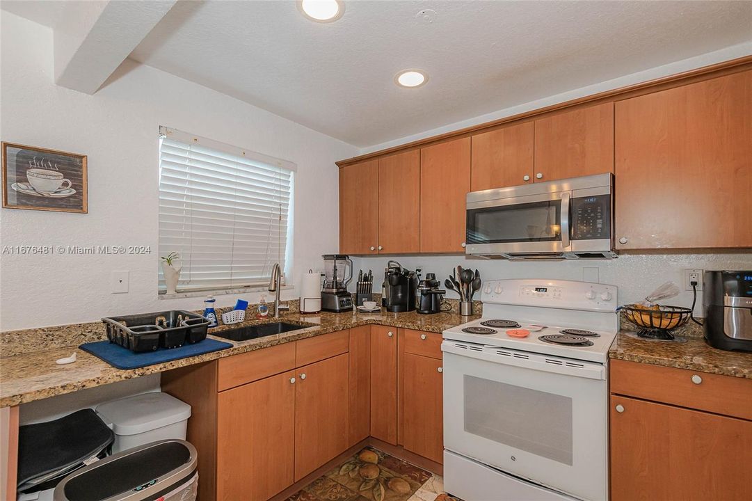 For Sale: $169,000 (1 beds, 1 baths, 562 Square Feet)