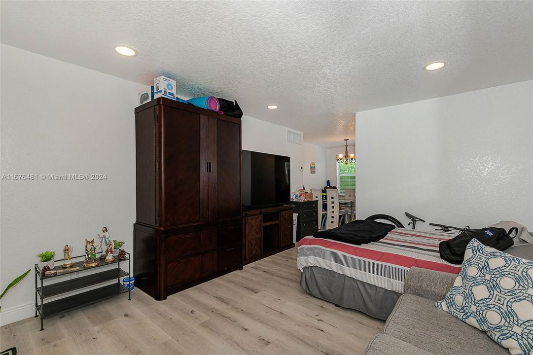 For Sale: $169,000 (1 beds, 1 baths, 562 Square Feet)