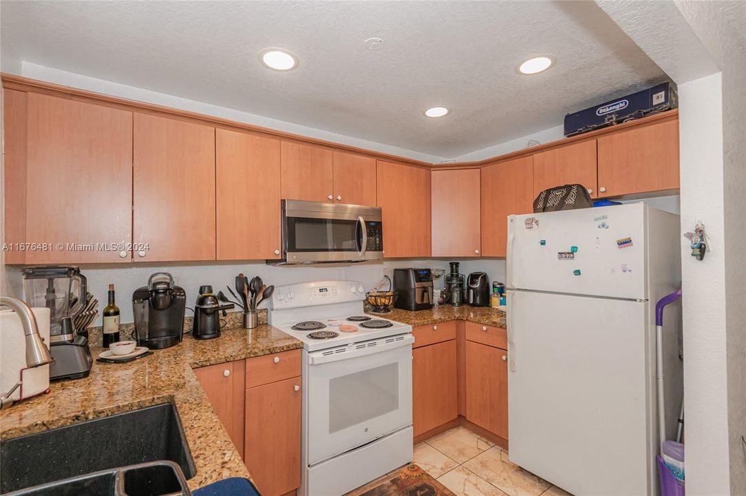 For Sale: $169,000 (1 beds, 1 baths, 562 Square Feet)