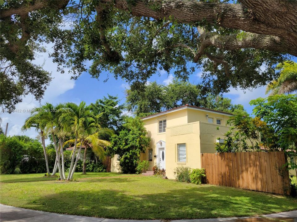 For Sale: $1,690,000 (4 beds, 3 baths, 1579 Square Feet)