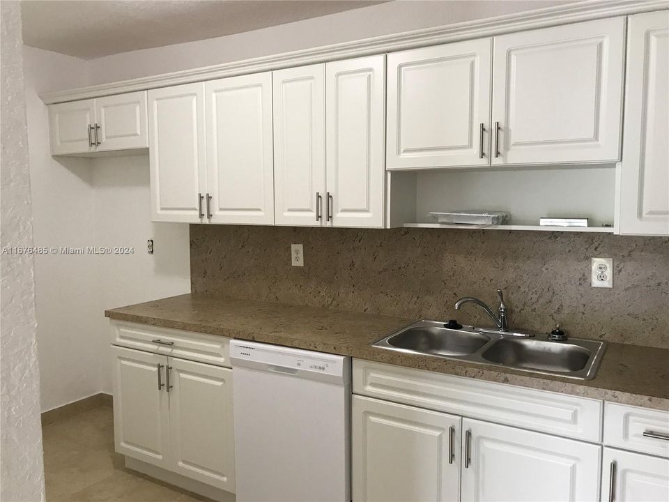 For Rent: $2,200 (1 beds, 1 baths, 854 Square Feet)