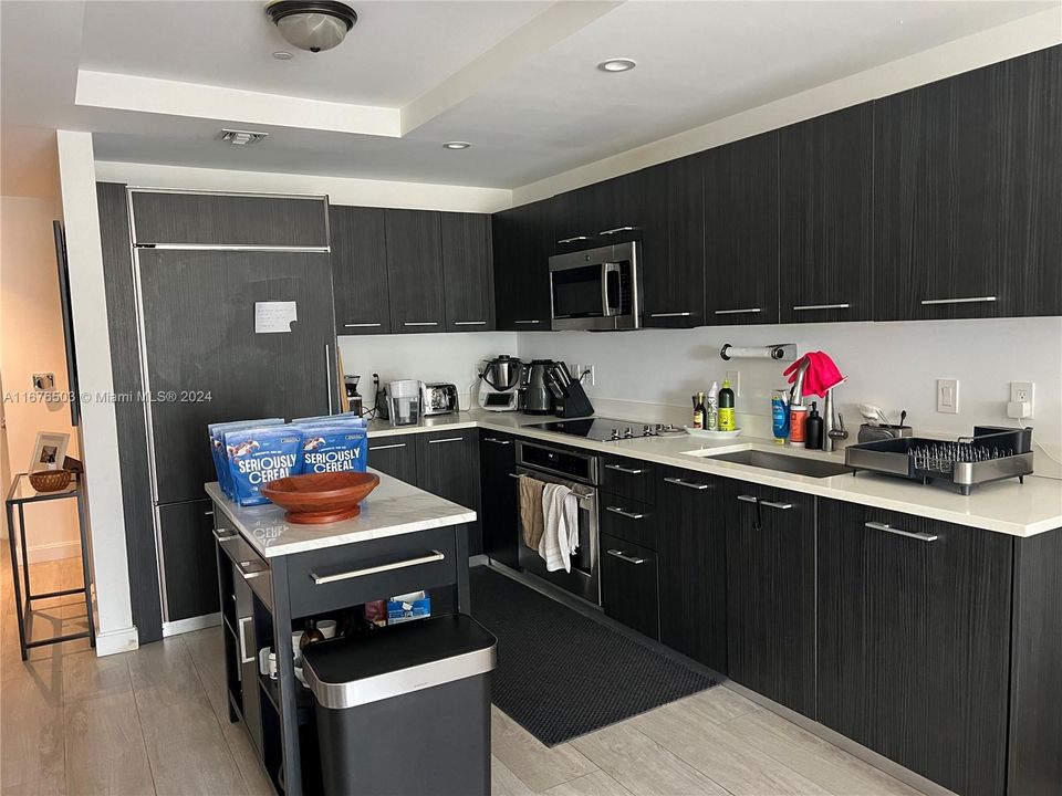 For Sale: $629,000 (1 beds, 2 baths, 851 Square Feet)