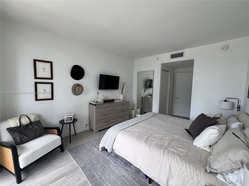 For Sale: $629,000 (1 beds, 2 baths, 851 Square Feet)