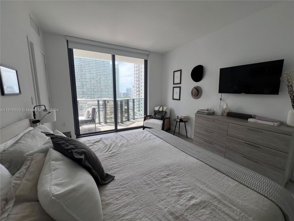 For Sale: $629,000 (1 beds, 2 baths, 851 Square Feet)