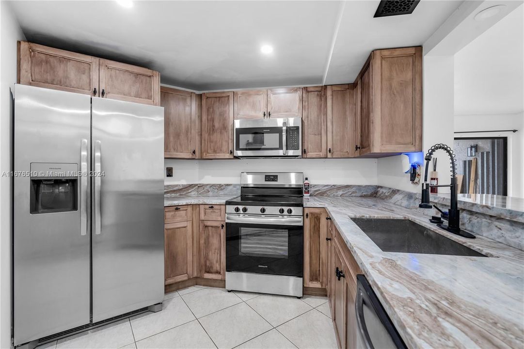 For Sale: $319,900 (2 beds, 2 baths, 1000 Square Feet)