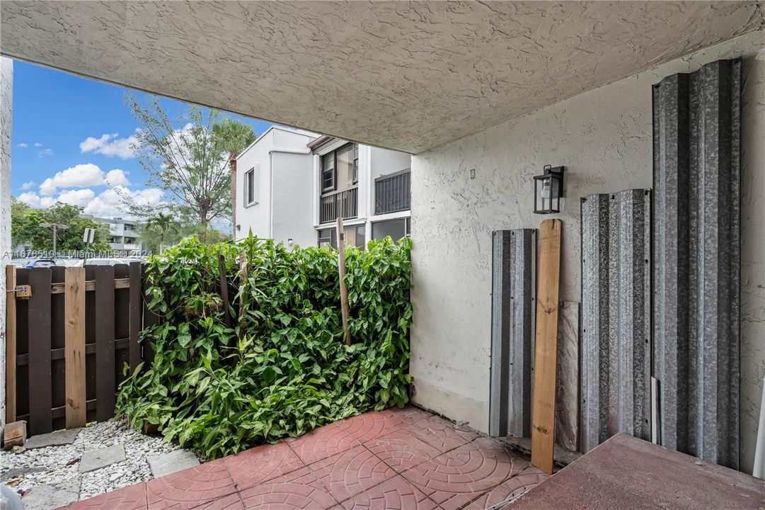 For Sale: $319,900 (2 beds, 2 baths, 1000 Square Feet)